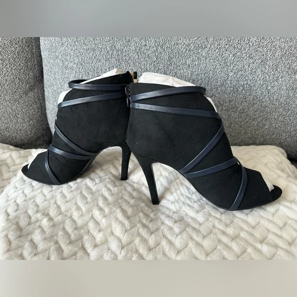 *NEW* Journee Collection Samara Bootie Black Size: 6 - Picture 8 of 14